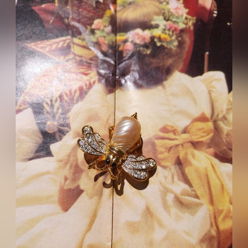 D Orlan  Brooch with Sparkling Stones - Picture 10 of 10
